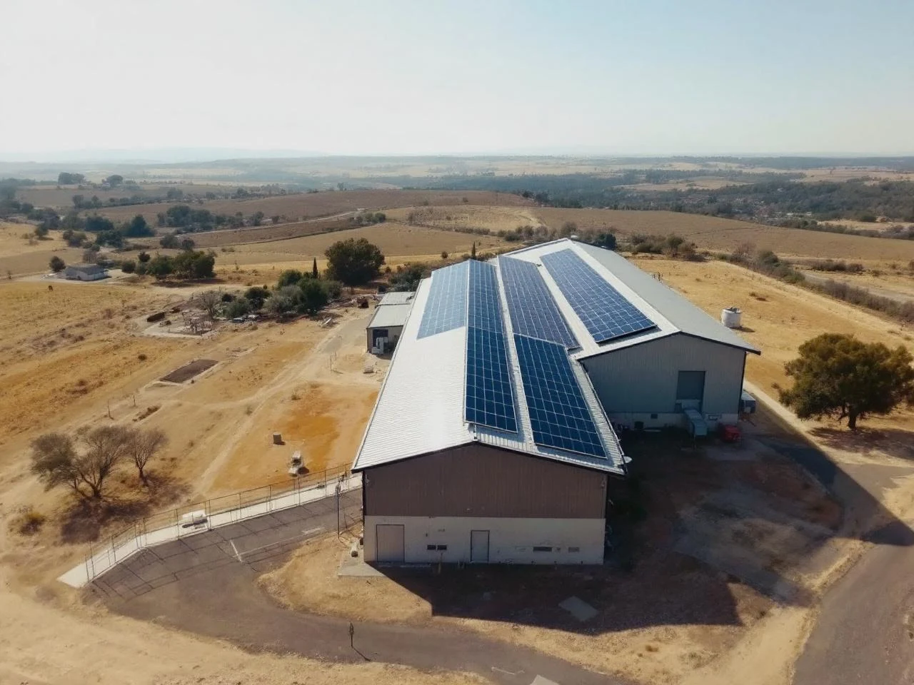 Hangar agricole avec toiture entièrement couverte de panneaux solaires